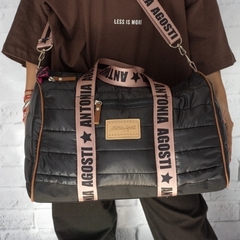 BOLSO VIETNAM PUFFER NEGRO Y FUCSIA en internet