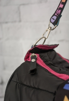Imagen de BOLSO VIETNAM PUFFER NEGRO Y FUCSIA