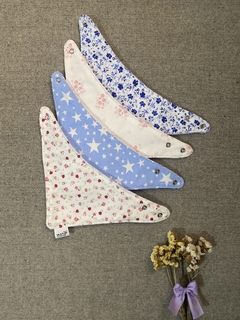 BABEROS TIPO BANDANA - FLORES ROSADAS - comprar online