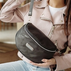 BANDOLERA / RIÑONERA BETTY DE CUERO NEGRA - comprar online