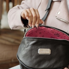 BANDOLERA / RIÑONERA BETTY DE CUERO NEGRA Y SUELA - comprar online