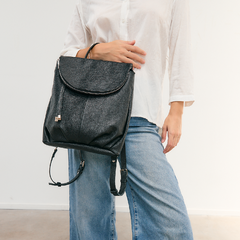 MOCHILA / CARTERA GINGER CUERO NEGRA en internet