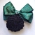 Moño rodetera verde, apliques de strass piedra y dije herradura.