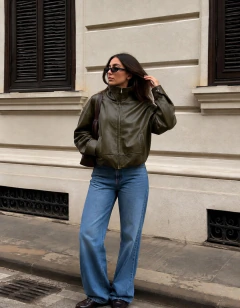 Imagem do jaqueta de couro fake estilo bomber verde oliva com gola alta e zíper frontal
