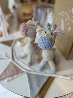 Amigurumi Jirafa sentada celeste en internet