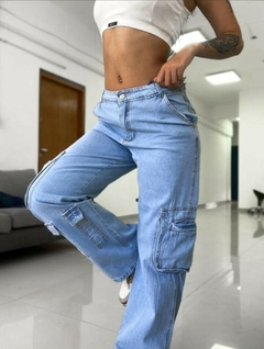 Jeans cargo wide leg talle especial