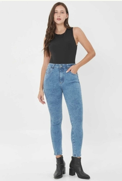 Jeans chupin liso