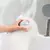 Imagem do Escova de banho massageadora para cuidados com cães com dispensador de shampoo