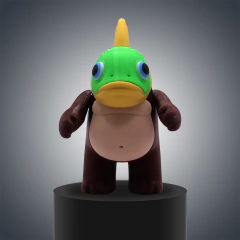 Juguete articulado Tripi Tropi Tropa Tripa con cabeza de pez y cuerpo marrón, presentado sobre un pedestal.