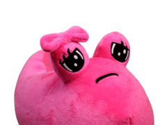 Pantuflas de peluche rosa con diseño de personaje alienígena, ojos grandes y una coleta.