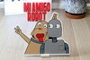 Figura de decoración 3D de un perro y un robot, con el texto "MI AMIGO ROBOT" en la parte superior.