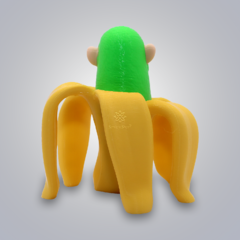 Figura articulada de un chimpancé con cuerpo de plátano y cabeza verde, parte de la colección Italian Brainrot.