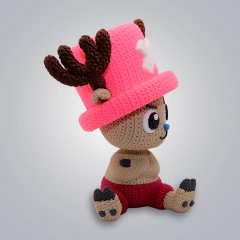 Figura coleccionable de Tony Tony Chopper, personaje de One Piece, tejida en colores vibrantes, con un sombrero rosa y cuernos marrones.