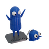 Figura articulada azul de R.E.P.O. con llavero decorativo, ambas con ojos grandes, en un soporte gris.