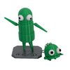 Figura articulada verde de R.E.P.O. junto a un llavero decorativo del mismo diseño.