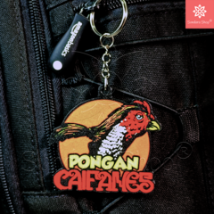 Llaverito con diseño de pájaro y texto "Pongan Caifanes", que incluye un chip NFC para acceder a una playlist de Caifanes.