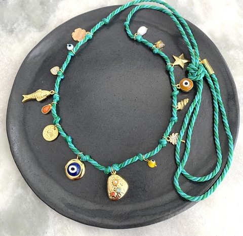 Colar cordão turquesa com amuletos