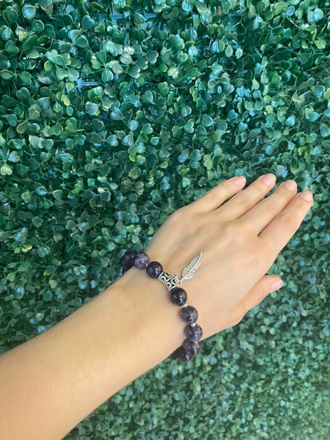 Pulseira de Ametista com Pingente de Pena Prateado - Proteção Espiritual e Elegância Serena
