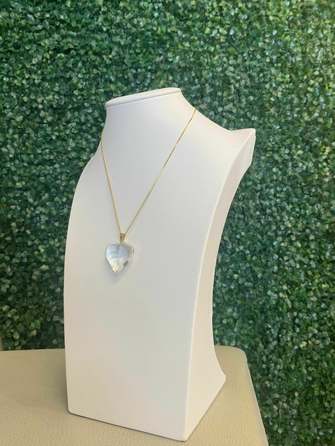 Pingente de Quartzo Cristal em Formato de Coração com Detalhe em Metal Dourado - Elegância e Cura Amplificada