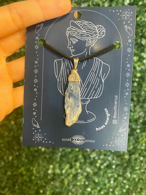 Pingente de Cianita Azul em Metal Prateado - Clareza e Verdade