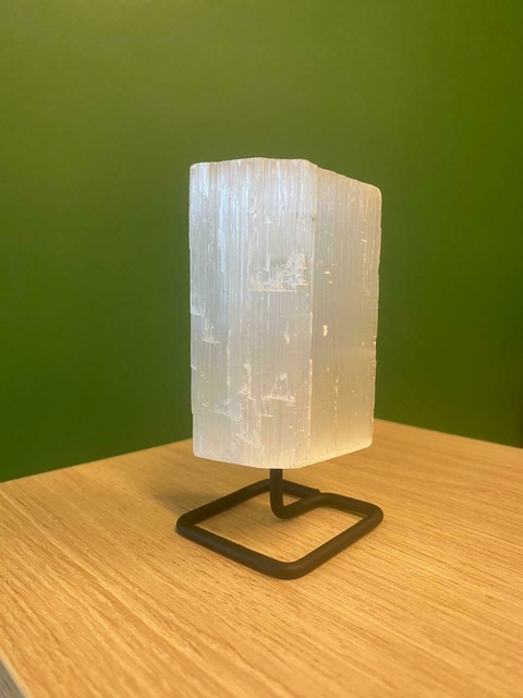 Cristal de Selenita na Base de Ferro