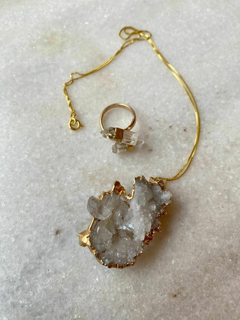 Anel Regulável com Duas Ponteiras de Quartzo Cristal em Metal Dourado - Beleza Radiante e Energia Curativa
