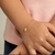 Pulseira com peixe pendurado folheada a ouro na internet