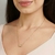Gargantilha coração nas mãos folheada a ouro branco na internet
