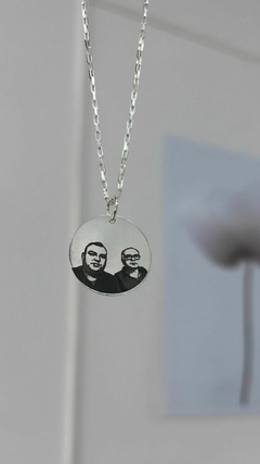 Medalha redonda personalizada fotogravação e frase Prata 925 - Mauren Joias