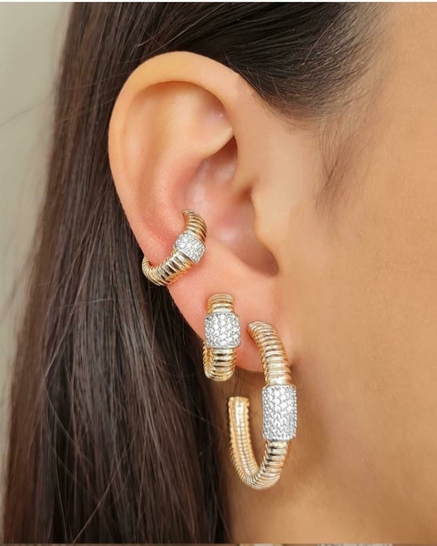 Lindíssimo Trio de Argolas cravejado com Zircônias.