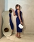 vestido-midi-com-fenda-e-decote-v-azul-marinho