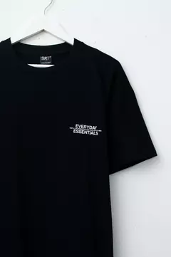 REMERA OVERSIZE "EVERYDAY ESSENTIALS" NEGRO en internet