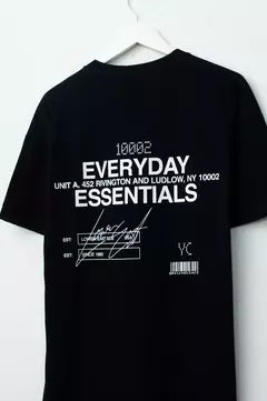 REMERA OVERSIZE "EVERYDAY ESSENTIALS" NEGRO - KOKOS