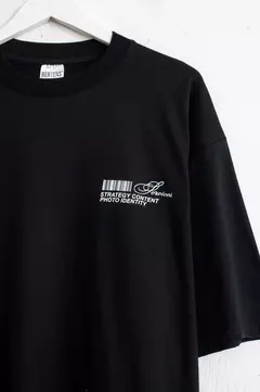 REMERA BOXY "PHOTO IDENTITY" NEGRA en internet
