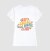 Camiseta branca com estampa colorida que diz "ANTI SOCIAL DOG MOMS CLUB".