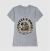 Camiseta cinza feminina com estampa de um cachorro feliz segurando um copo de café, acompanhada do texto "COFFEE & DOGS".