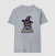 Camiseta masculina cinza com estampa de um gato usando um chapéu de bruxa e óculos, com a frase "WITCH PLEASE, MY CAT OWNS YOU".