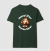 Camisa verde masculina com estampa de um urso musculoso segurando um haltere, com as frases "Heavy Lifter" e "Heavier Eater".