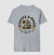 Camiseta cinza masculina com estampa de um cachorro feliz segurando um copo de café, acompanhada do texto "COFFEE & DOGS".