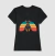 Camiseta feminina preta com estampa de um cachorro da raça Doberman vestido com um quimono, sentado em frente a um pôr do sol estilizado com listras coloridas.