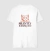 Camiseta branca com estampa de um gato e a frase "SILENTLY JUDGING YOU".