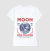 Camisa branca feminina com estampa de um cachorro astronauta, com as palavras "MOON DOG WALKER" e o ano "2023".