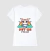 camiseta feminina branca com estampa de um gato fofo, segurando um arco-íris e a frase "PET ME IF YOU CAN".