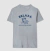 Camiseta com estampa azul de cachorro relaxando em cadeira de praia e texto "RELAXA NADA ESTÁ SOB CONTROLE".