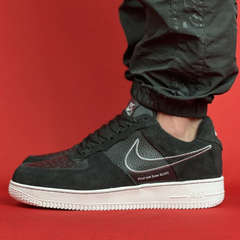 NIKE AIR FORCE 1 PRETO E BRANCO CAMURÇA