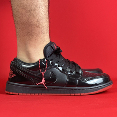 AIR JORDAN 1 LOW TODO PRETO VINIL DETALHES VERMELHOS NACIONAL S