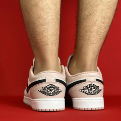AIR JORDAN 1 LOW ROSE COM BRANCO LOGO PRETO NACIONAL S na internet