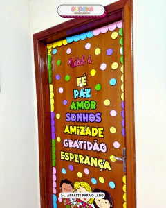 Porta Decorada para o Natal: Um Toque de Magia para Sua Sala!