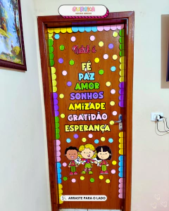 Porta Decorada para o Natal: Um Toque de Magia para Sua Sala! - comprar online