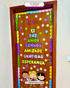 Porta Decorada para o Natal: Um Toque de Magia para Sua Sala! na internet